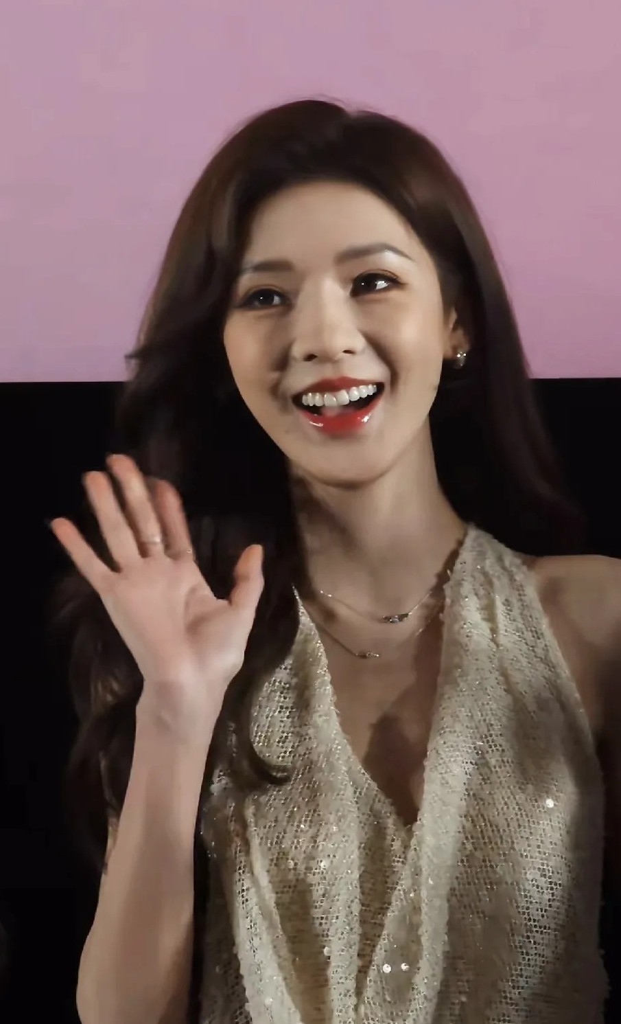 她是真的漂亮，
就连发丝都是美的，
女明星就应该是这样子吧？