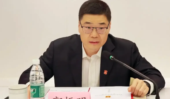 CBA季后赛为什么要聘请外籍裁判执教：
1、可以有效防止黑哨偏哨主场哨人情哨，使