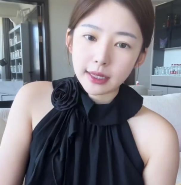 单亲妈妈真的不容易，哪怕亲爸是王思聪也不例外。
黄一鸣说，闪闪被爸妈接回老家了，