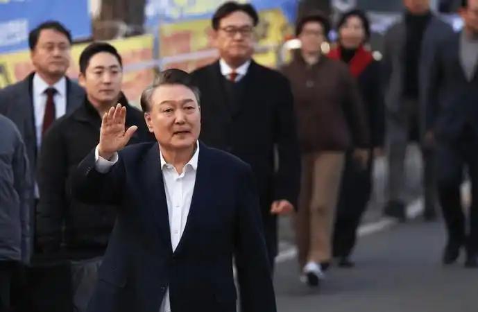2017年，打着“清算积弊”和“公平”的旗号上台的文在寅在就任总统后立即任命尹锡