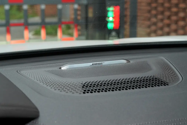 吐槽一下出风口设计
这个中置空调出风口真是屎。。。直接就往头吹，方向固定，关又关