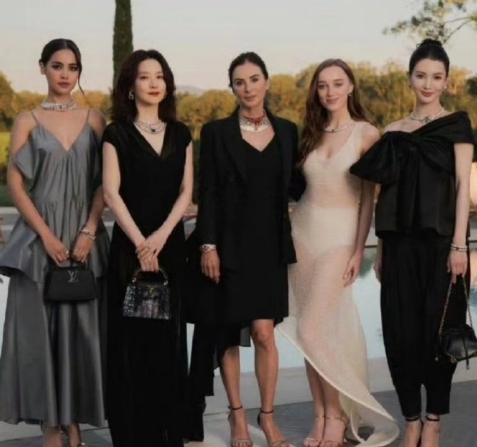 金晨和美女合影没输过，是不是显得很高级？ ​​​