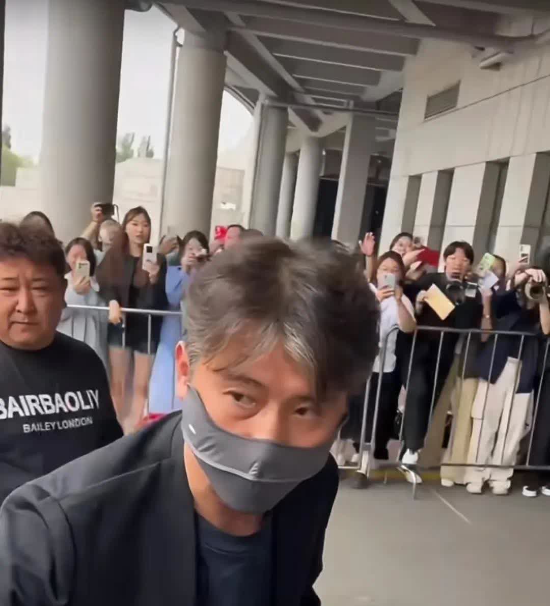 李乃文现身沈阳，前额、两鬓的头发白了好多，双眼通红，肉眼可见的憔悴，一看就是在失