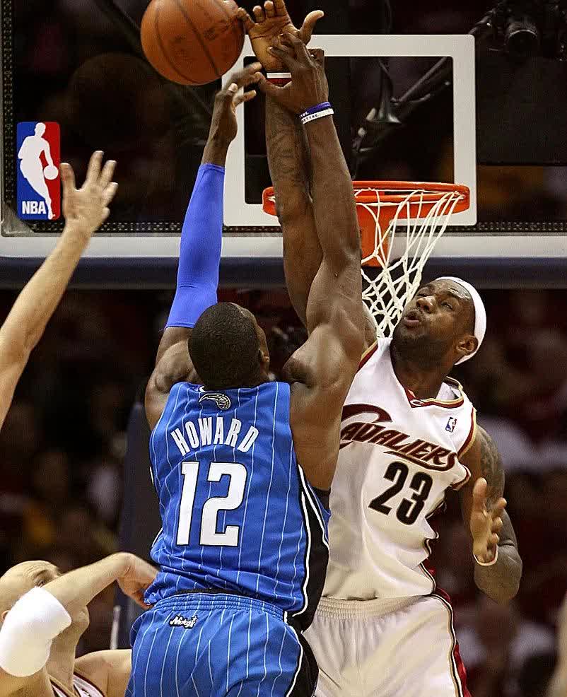 2009年季后赛骑士和魔术，詹姆斯极致的个人英雄主义表演！
第一场魔术107-