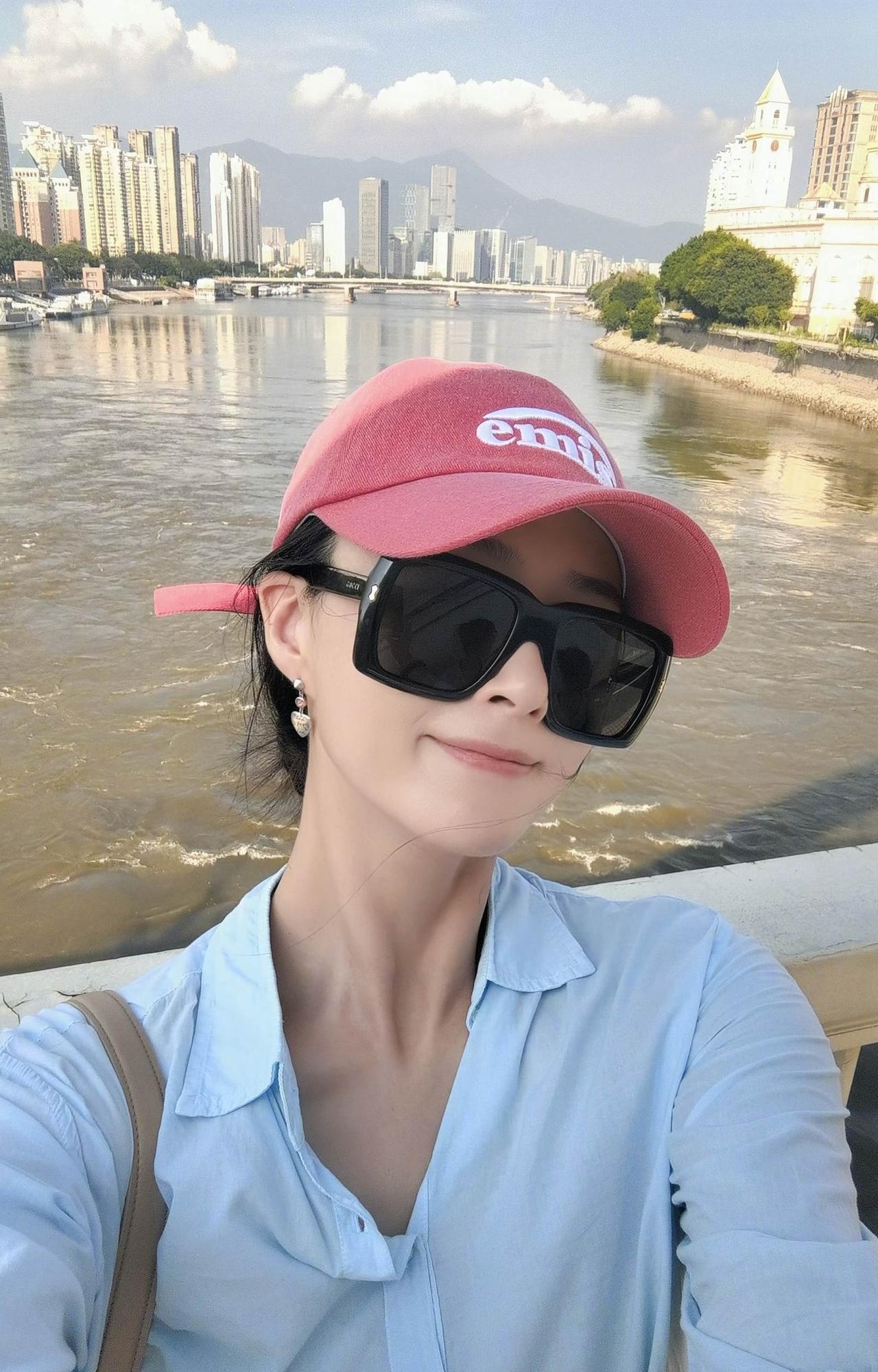 近日，蒋欣晒到福州游玩的照片，她穿搭的清爽干净又舒适，人也瘦了很多。
蒋欣从白天