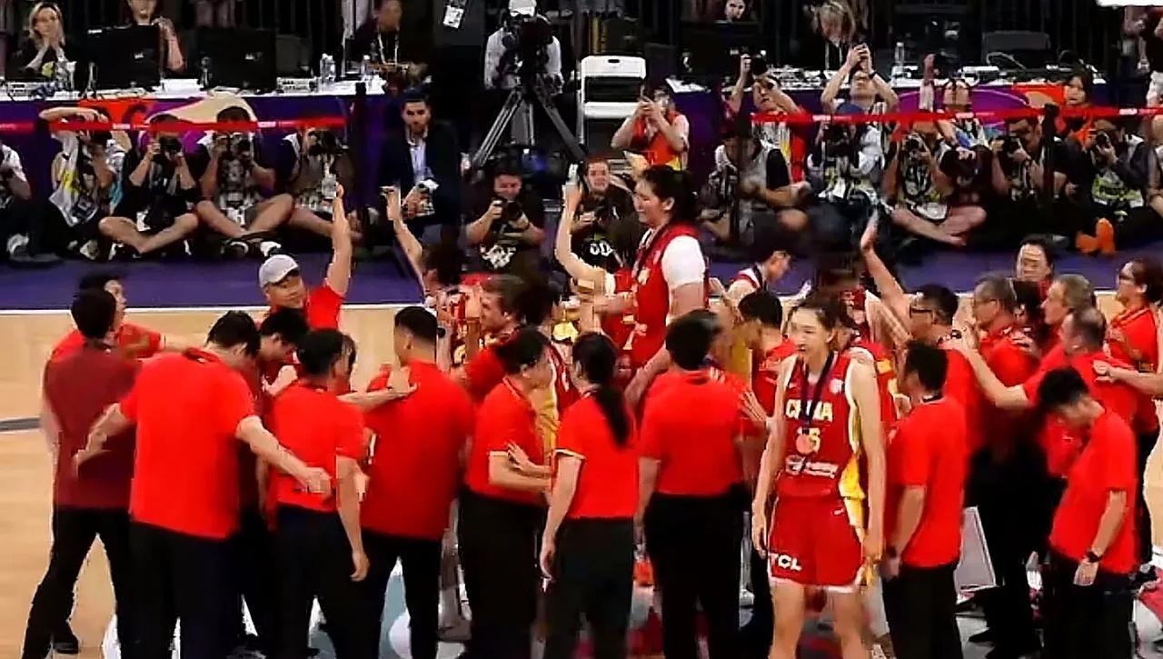 中国女篮泪洒颁奖典礼，心中有太多的不甘！
今天下午结束的2025年女篮亚洲杯季军