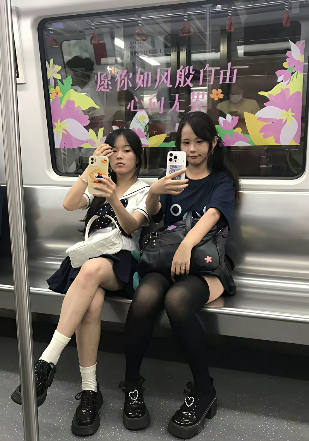 地铁上的美丽小姐姐