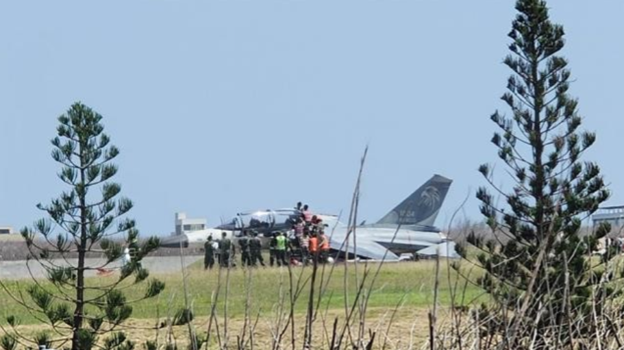被解放军“拉爆”了？金门空域激烈对峙后，台军停飞所有主力战机！

据台媒报道，1