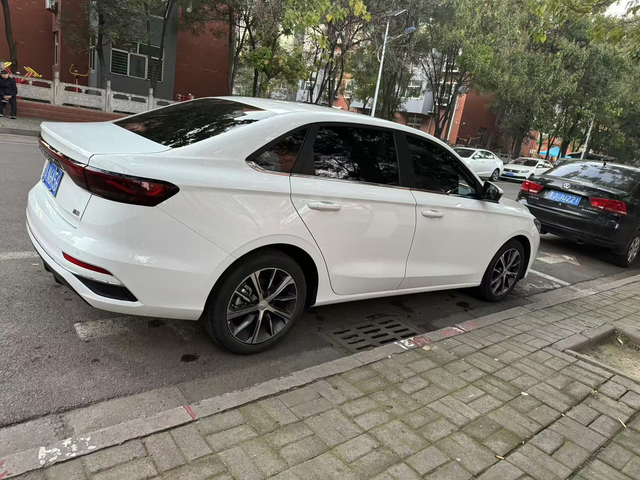 吉利帝豪这辆车从外面和其他车的车长差不多
但车内空间和大众同价格的车比起来比较宽