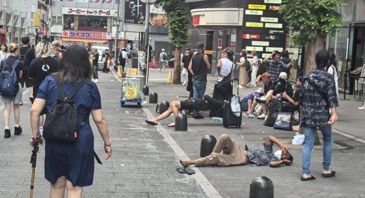 不少人吹捧，日本人爱干净，实际上每个城市都有自己的特色。
颓废的年轻人太累了，躺