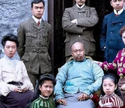 1927年，康有为已是风烛残年，躺在床上奄奄一息。他紧紧搂着年仅22岁、娇艳如花