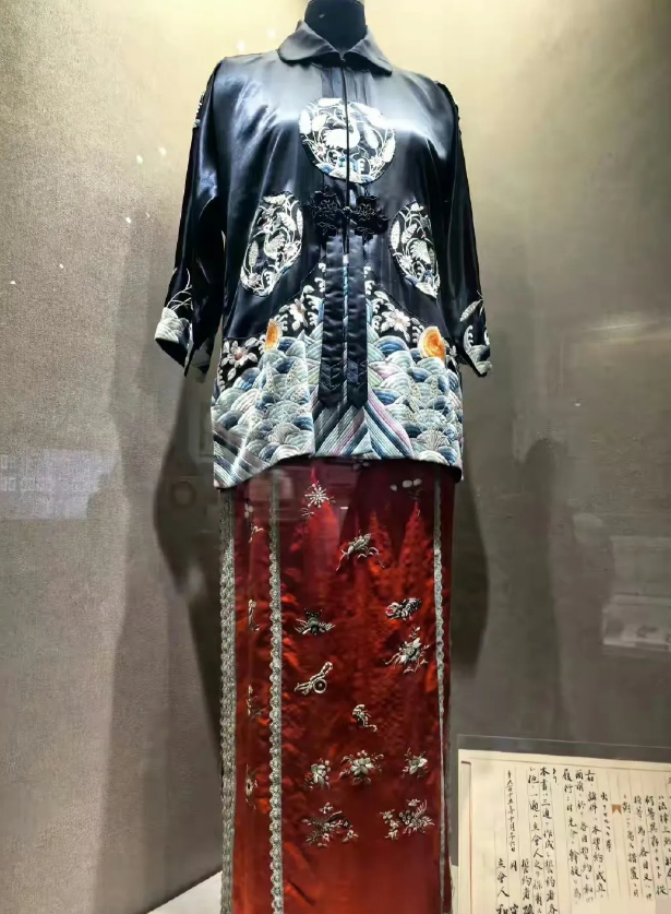 下图是宋庆龄结婚时的嫁妆，即使过了百年，依然光芒耀眼。单从这嫁妆就可以看出，宋庆