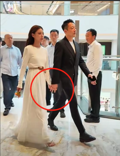 汪小菲又再次登上热榜
不是再婚
这次是活动上他的行为
前不久刚刚在筹备婚礼前的礼
