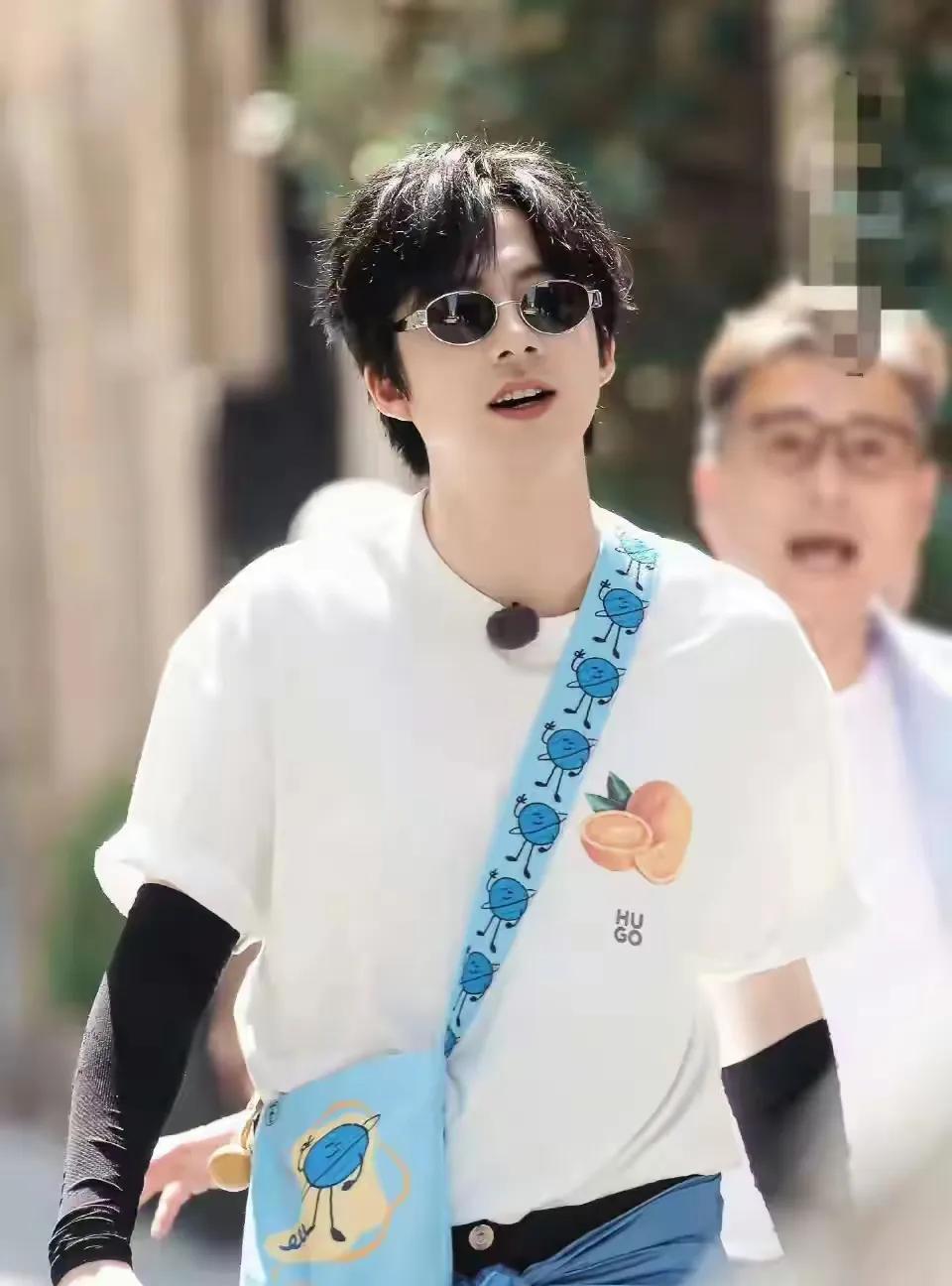 刘宇宁从《书卷一梦》杀青后，就没进组，为什么？
他直播时说了，在横店待了四年多，