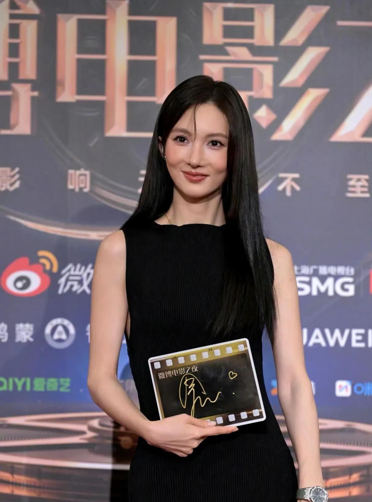 #我的摄影日记#
一袭黑色无袖鱼尾裙，勾勒出她曼妙的身材曲线，大长腿瞩目，整个人