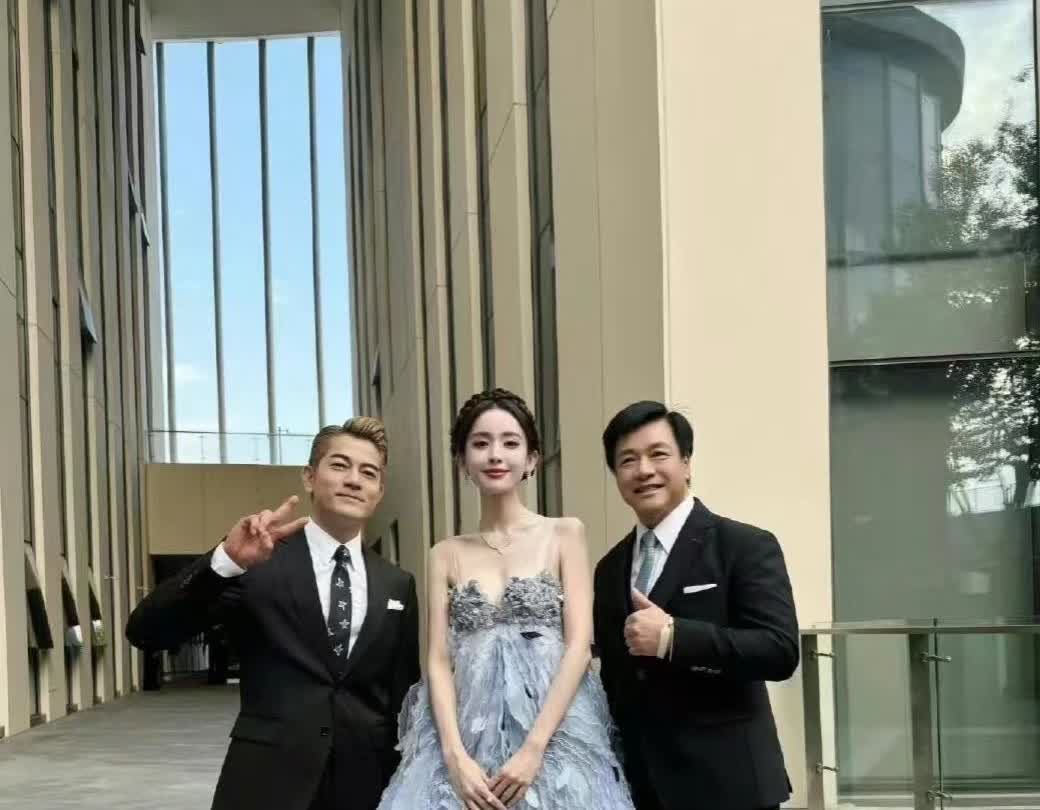 当郭富城和古力娜扎同框时，能明显看出他比对方矮了半个头。
