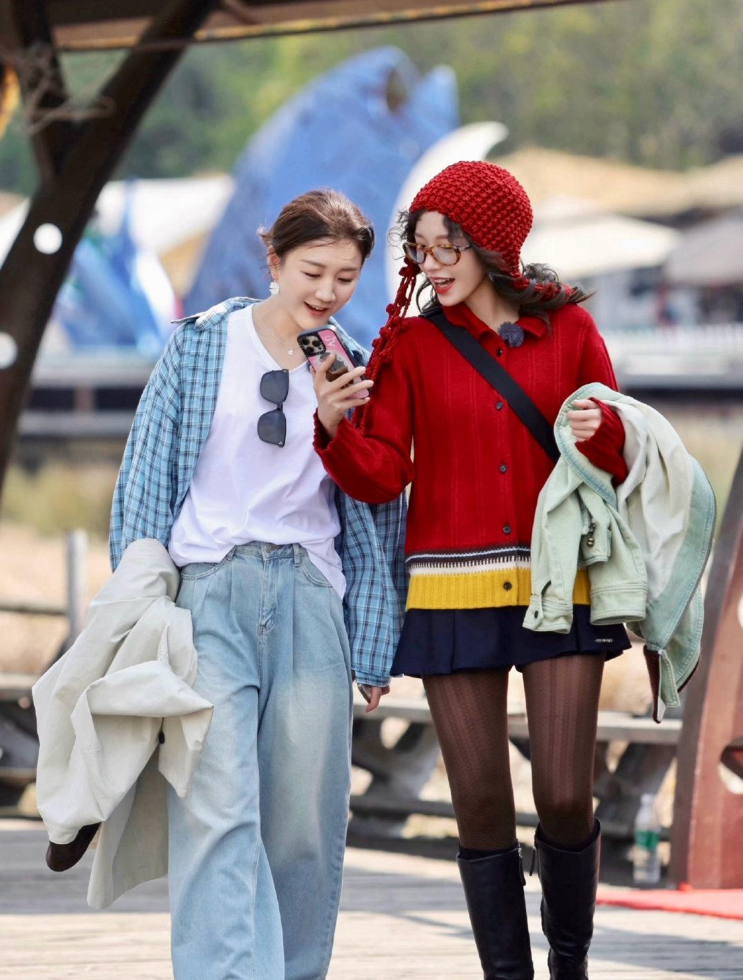 程潇给陈梦化妆笑料百出，
奥运冠军遇上女团妆懵了！
《是女儿是妈妈2》最新一期里