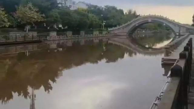 小伙为救女友身亡，不会游泳却奋不顾身，律师：法律上无救助义务