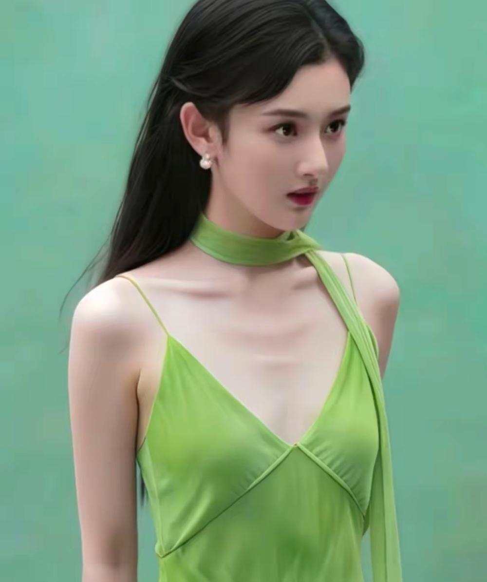 宋祖儿啊，听一句劝吧
退圈吧真的，
快30岁的人了，两次被举报税务有问题！
说到