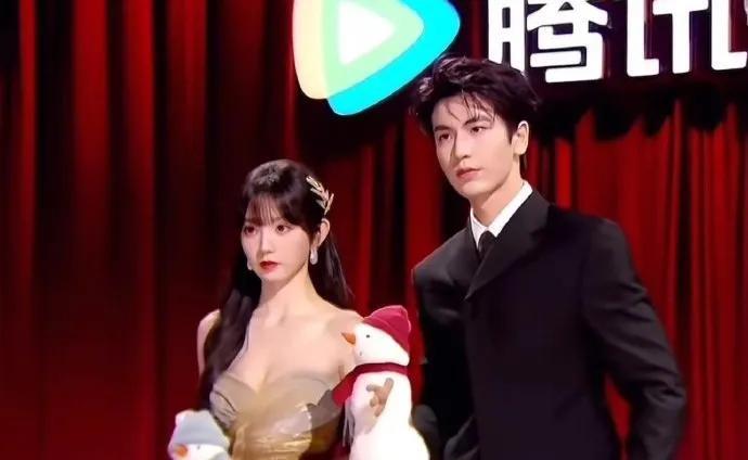 张凌赫田曦薇“离婚感”霸屏热搜：红毯冷场与戏内热恋的反差迷局
近日，“张凌赫田曦