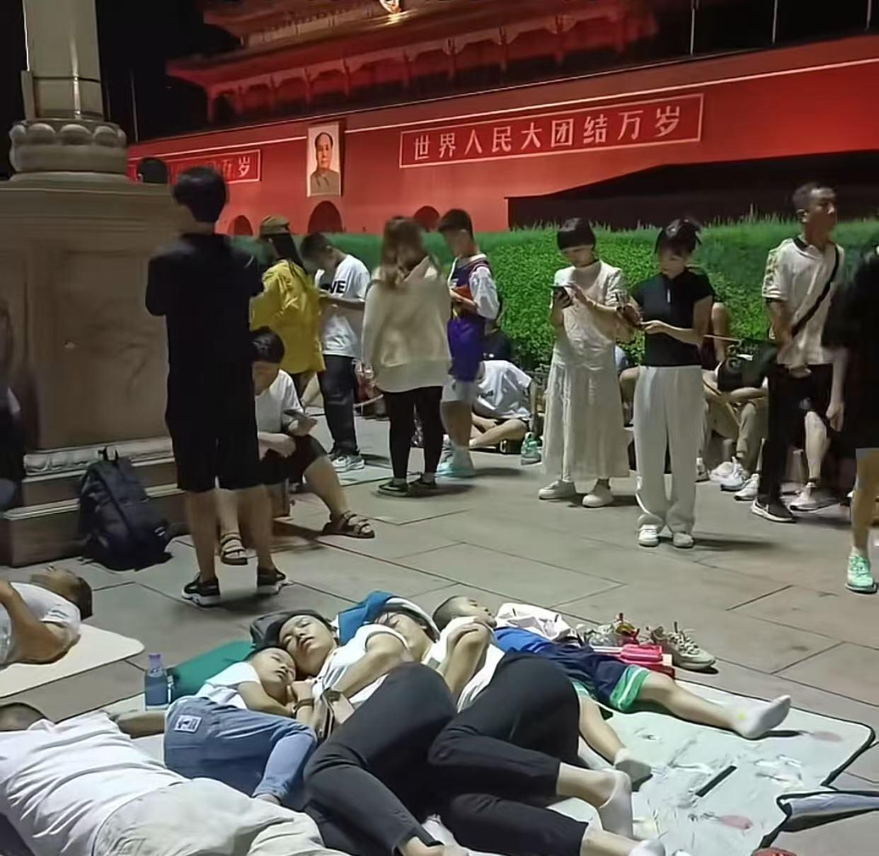 北京的温暖都在这里
很多人千里迢迢坐火车坐地铁坐飞机过来天安门看升国旗，选择席地