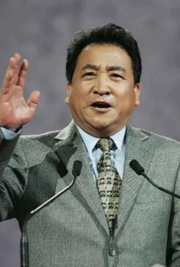 鞠萍姐姐参加《明星同乐会》，主持人李彬交给她一个任务，为自己的演唱会拉5万赞助。