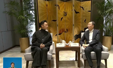 感觉这大概是谢霆锋最紧张的一张照片了，哈尔滨市委书记会见他，坐姿也太乖巧了吧！ 