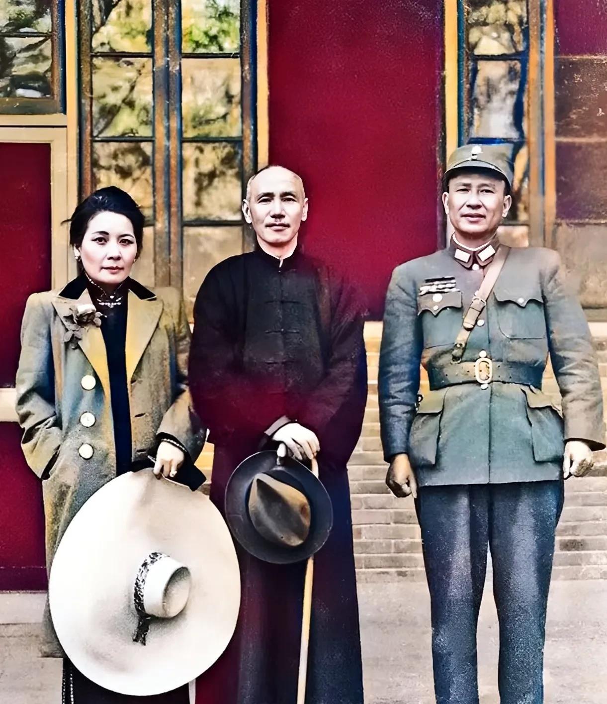 这张照片展现出了蒋介石夫妇与白崇禧1945年在陕西临潼的情景，这并非演员饰演的，