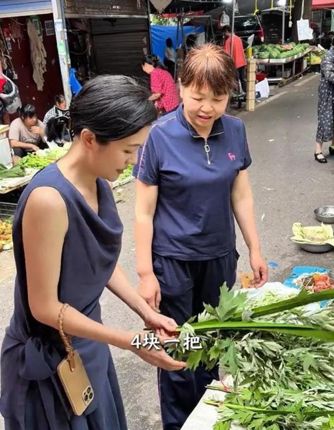 杨乐乐端午节挂艾草，别墅罕见曝光，后院古香石雕，生活仪式感足，汪涵减少工作回归家