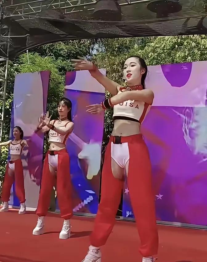 #不要和驴计较# 有些人还不如驴，要说女游客投诉壶口景区公驴露出隐私部位让游客感