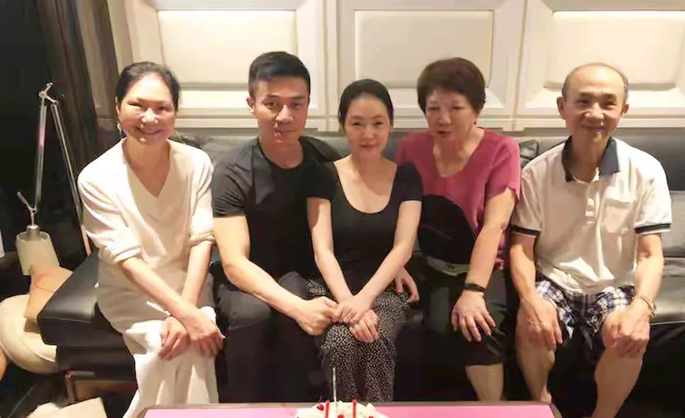 小S与公公保持距离











小S在婆家居然这么规矩？不敢相信吧！在