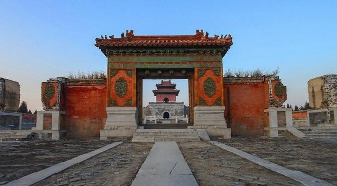 1688年，75岁的孝庄病逝，一手带大的孙子康熙，伏在她身上嚎啕大哭，哭得上气不