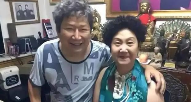 亿万遗产背后，中国小伙守护美国老太十年











---




