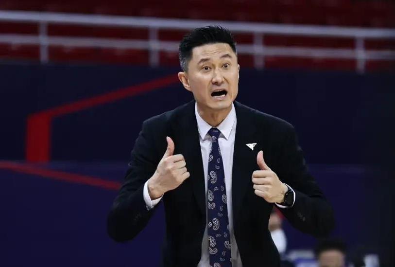 杨鸣欲与杜锋争夺萨林杰！
根据CBA官网北控男篮未没有对萨林杰行使优先续约权，让
