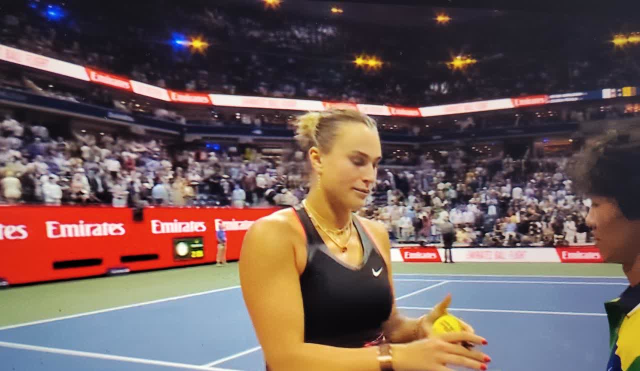 萨巴伦卡以4-6、6-3、6-4逆转战胜了美国选手佩古拉，闯入了美网女单决赛。
