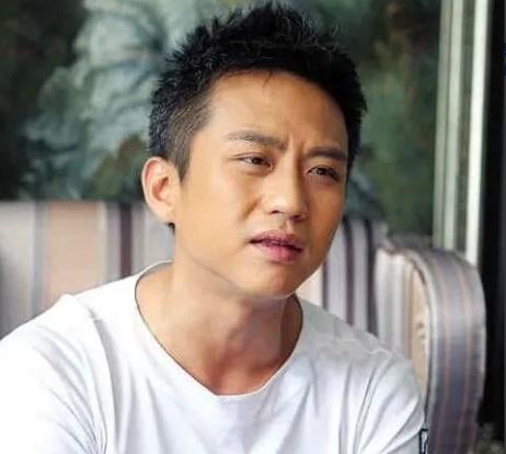 2003年，邓超的大姐得了癌症，220万积蓄全部拿出去一分不剩，2年后，父亲又被
