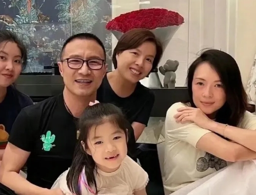 仔细看才发现离婚前的章子怡，所有人面对镜头都很开心，只有她在咬牙忍耐着！
