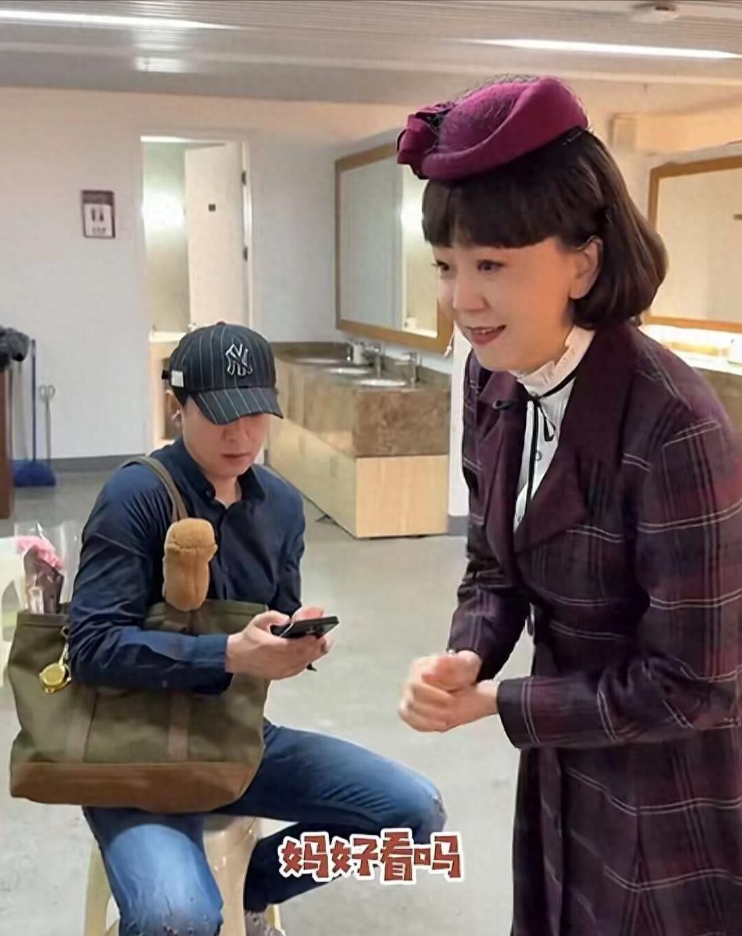 高鑫带闺女探班王一楠！16岁女儿神似妈妈，见老年妆当场泪崩
家人们呐，娱乐圈里那