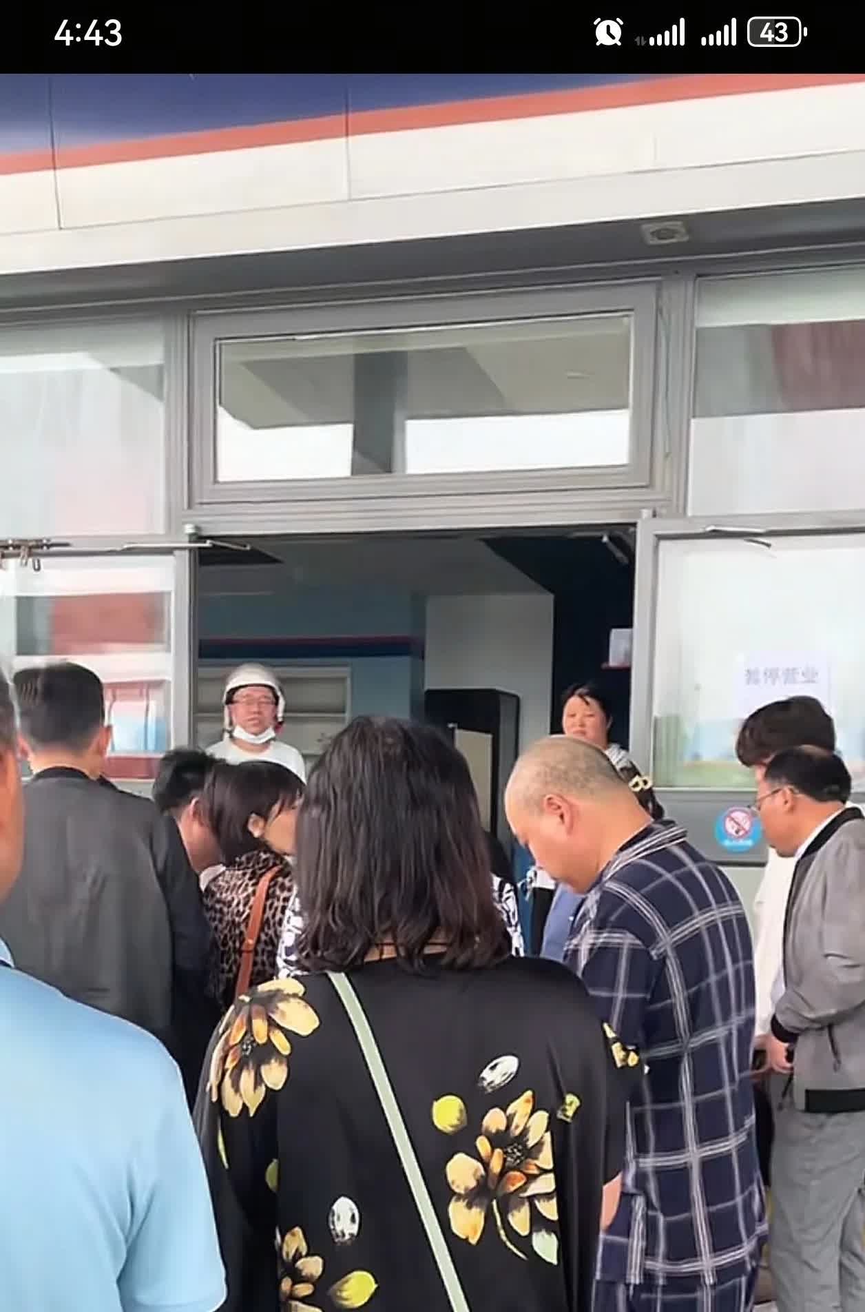 第一次听说加油站跑路了！
一位江西南昌的网友发视频称加油站老板跑路了，事发海湾