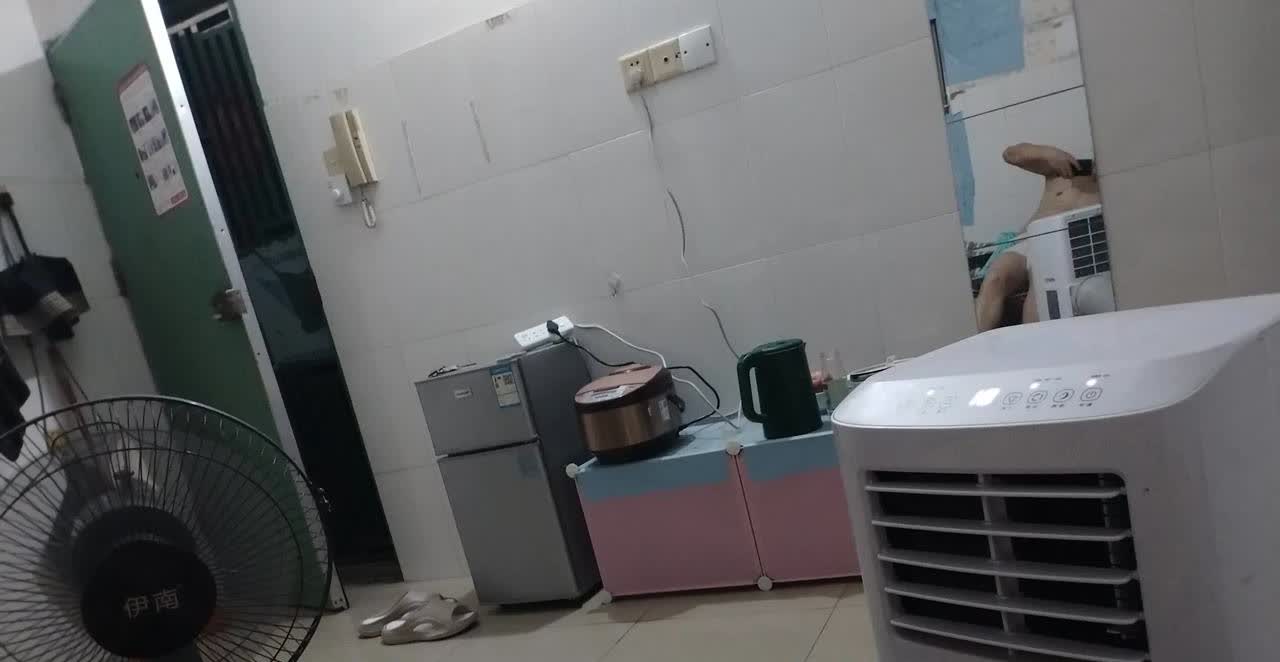 这两天深圳的天气热起来了，白天在室外就像一个火炉一样，还好上班车间有空调。

