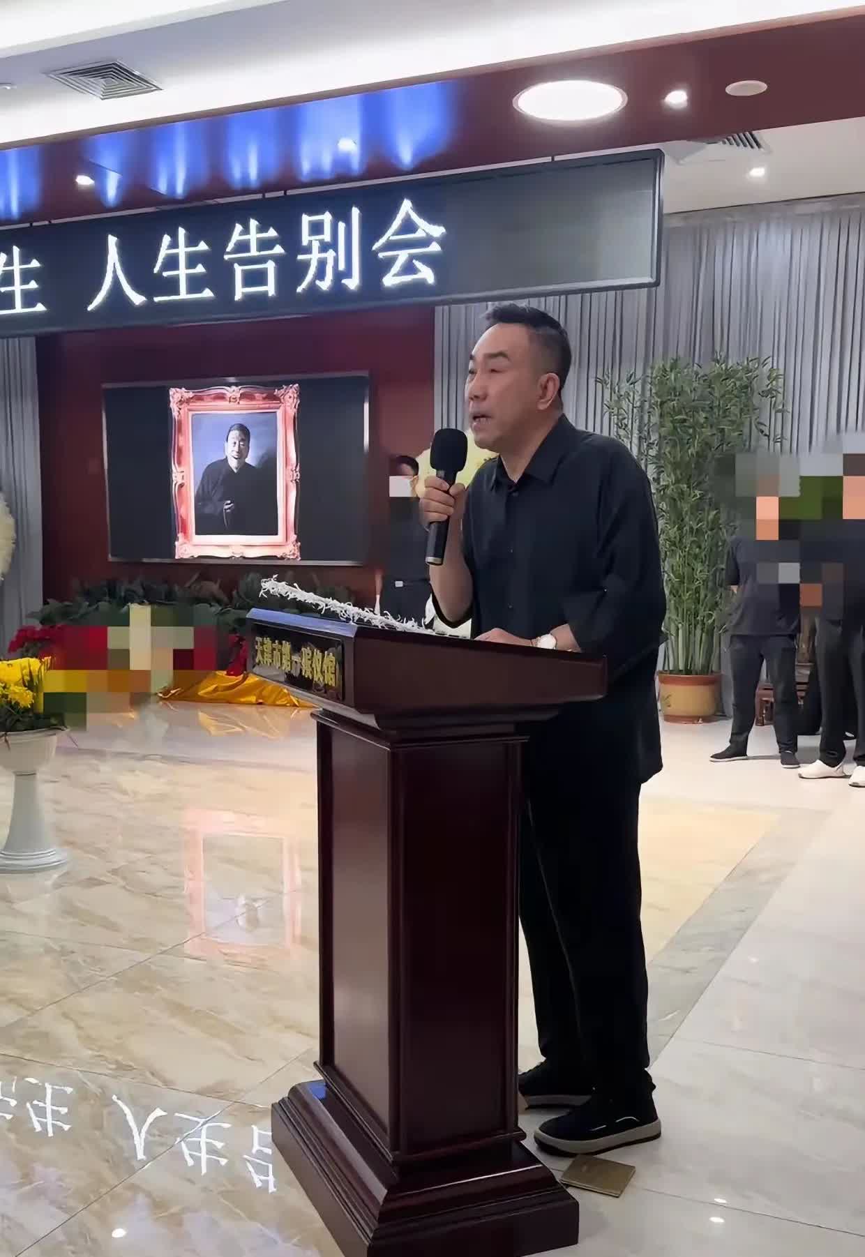 杨少华告别仪式扯下了相声圈的遮羞布
场面乱哄哄不说
有个很重要的细节发现没有