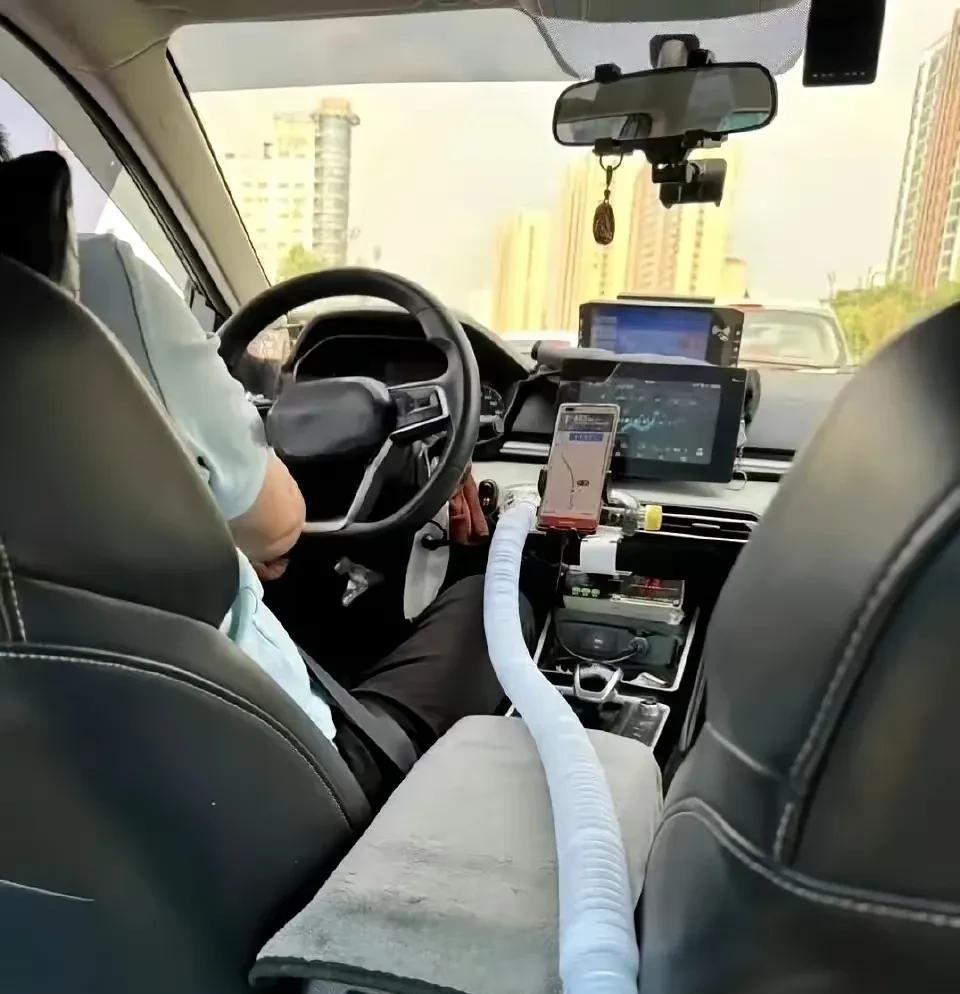 网约车服务就是好啊！在车上就能小便