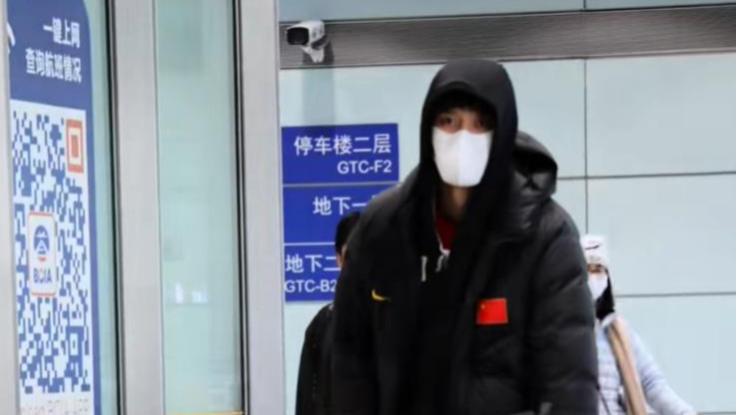 男篮抵北京！周琦曾凡博戴帽子，程帅澎一瘸一拐，全队心情低落！