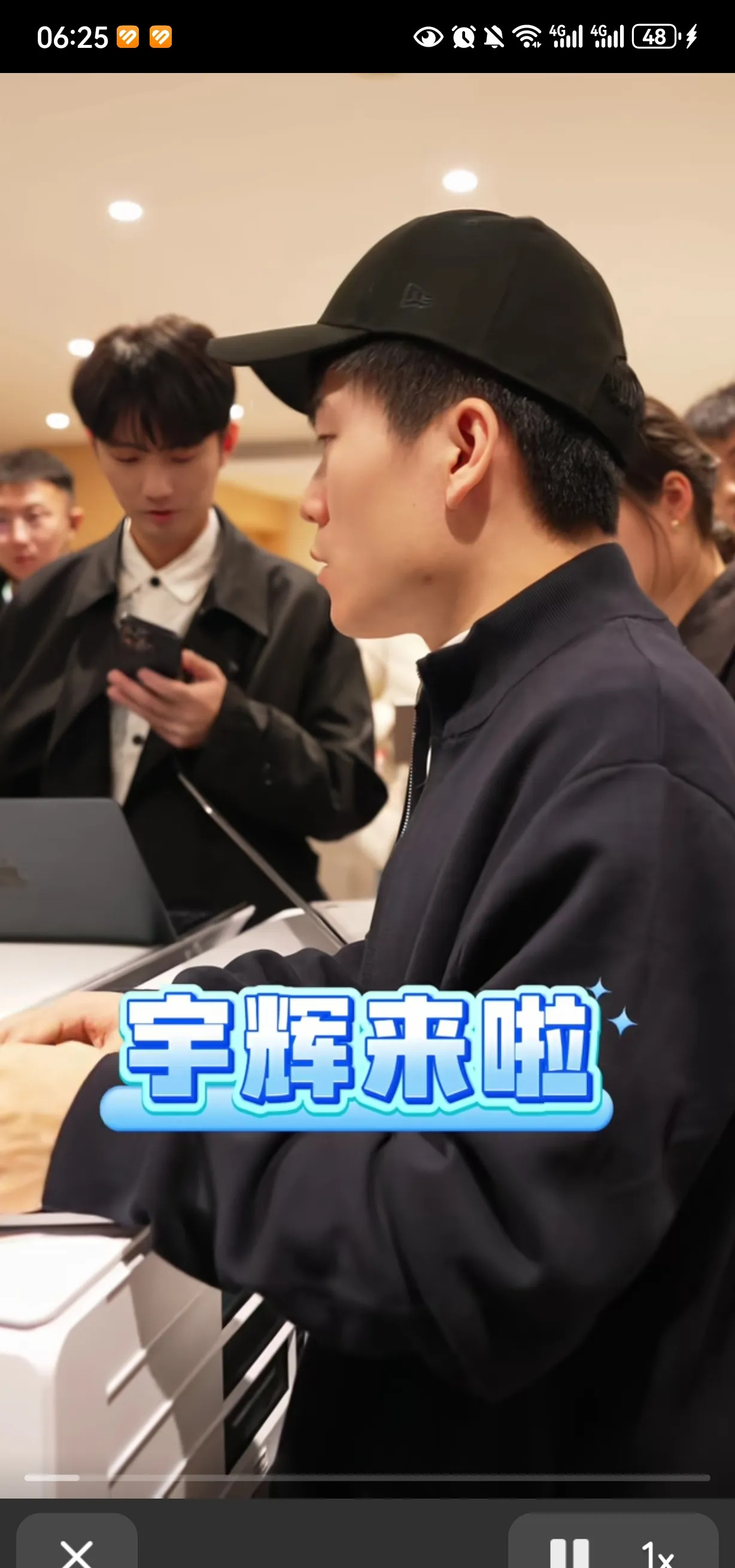 宇辉戴帽子认真工作引关注











怎么回事？宇辉竟然戴帽子了！以前