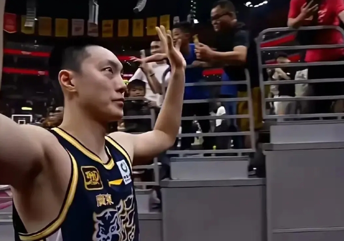 广东男篮真应该感谢辽篮，因为常年“辽粤大战”噱头的加持，广东男篮一直被标榜在强者