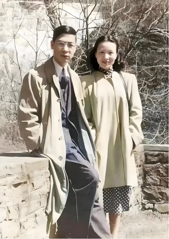 2007年，钱学森96岁大寿，高朋满座。突然，他看到角落里坐着一个白发老太太，不
