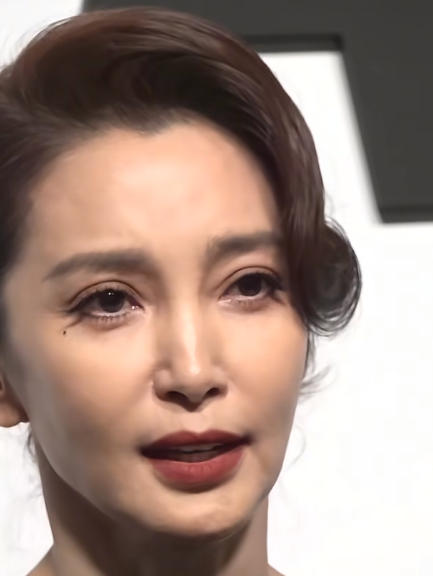 李冰冰越来越像南宫残花了！
四旦双冰！好像就李冰冰熬到了最后，其他塌的塌凉的凉，