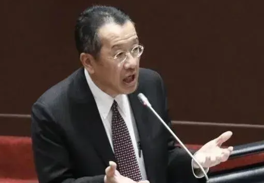 昨天解放军在台海搞了两次军演，这事挺少见的。

今天台防务部门的老大顾立雄就出来