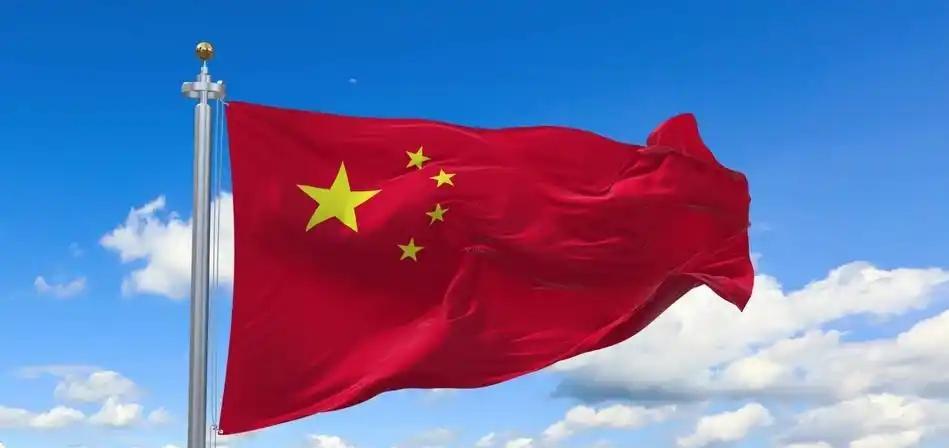 你知道为什么很多国家怕中国吗？不是因为中国人多，也不是因为中国的军事力量。
其实