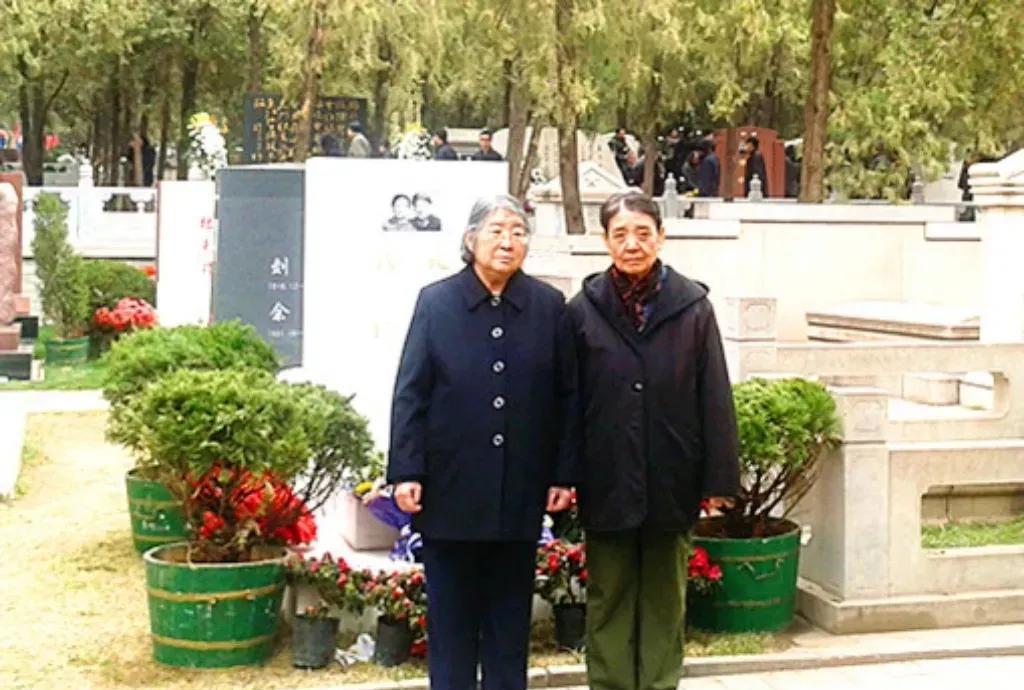 八宝山石阶上3.2厘米的秦腔思念
白发李敏（左）攥紧小姑的手，指腹摩挲碑文凹痕：